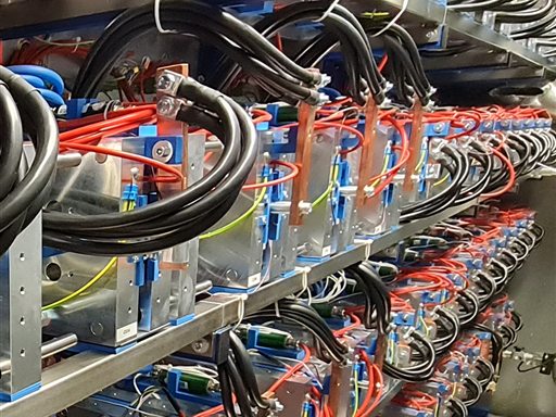 Batterieprüfstand mit eingespannten Zellen